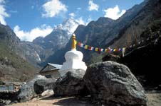 Blick auf den Khumbi Yul Lha mit Stupa